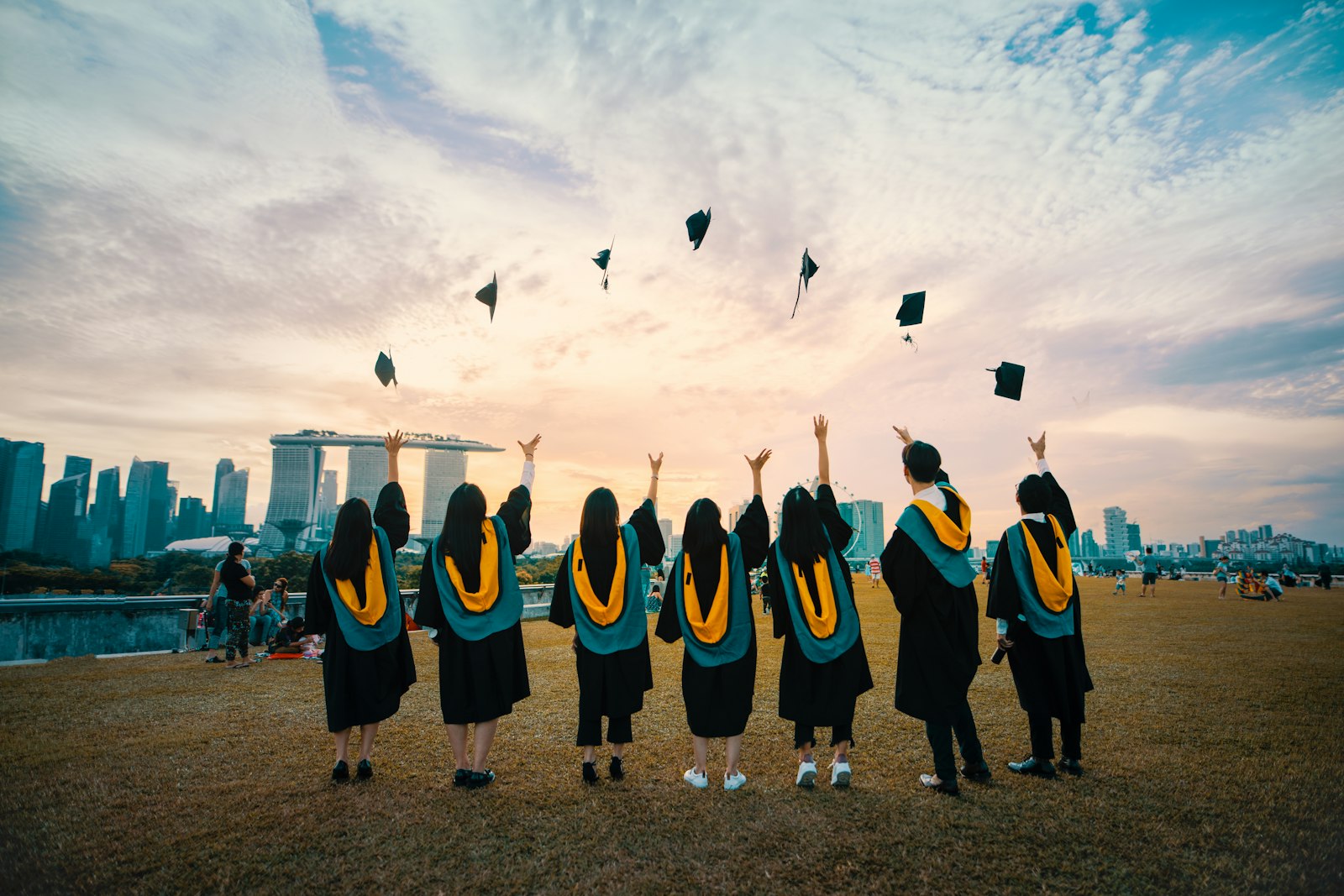 Students walking on a U.S. university campus